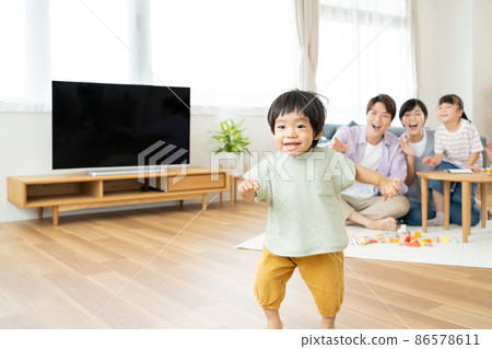 孩子和家人在客廳裡嬉戲 86578611