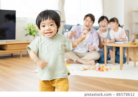 孩子和家人在客廳裡嬉戲 86578612