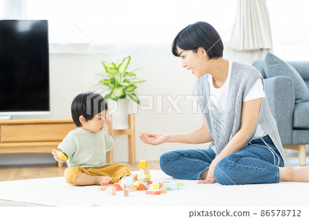 孩子們和媽媽們在客廳玩耍 86578712