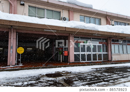 石內站（新潟縣南魚沼市，冬天有雪） 86578923