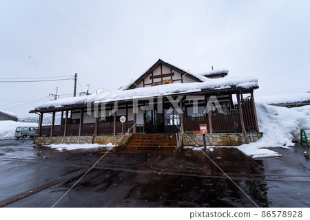 Shiozawa Station (Minami Uonuma City, Niigata Prefecture, with winter snow) Shiozawa Station (Minami Uonuma City, Niigata Prefecture, with winter snow) 86578928