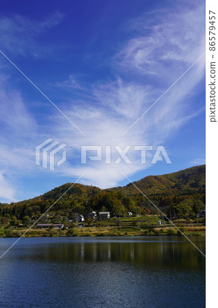 我去了長野縣秋鹽路散步。有一個美妙的湖。 （信州大町中綱湖周邊） 86579457