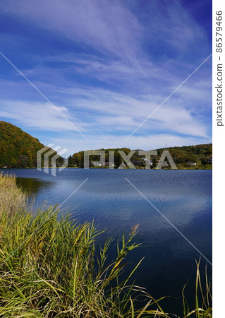 我去了長野縣秋鹽路散步。有一個美妙的湖。 (信州大町中綱湖周邊) 我去了長野縣秋鹽路散步。有一個美妙的湖。 (信州大町中綱湖周邊) 86579466