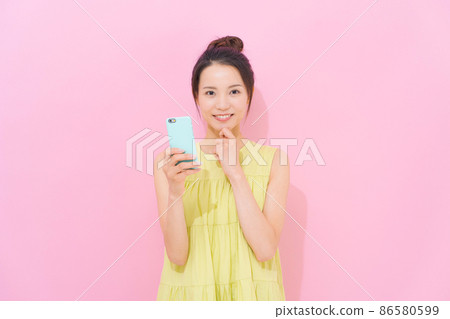 Smartphone female pink background 86580599
