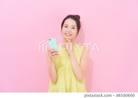 Smartphone female pink background 86580600