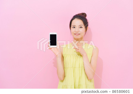 Smartphone female pink background Smartphone female pink background 86580601