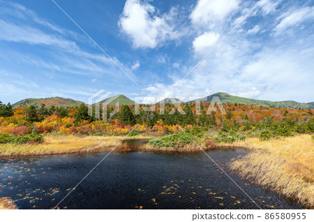 [Mt. Hakkoda, Aomori Prefecture] Suiren-numa and the Kita-Hakkoda mountain range that shine in the autumn colors. Hakkoda is said to be one of Japan's leading spots for autumn leaves. 86580955