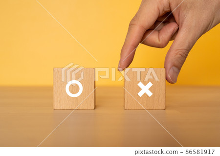 Blocks and hands marked with ○ × 86581917