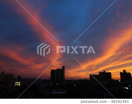 Beautiful sunset sky Beautiful sunset sky 86582365