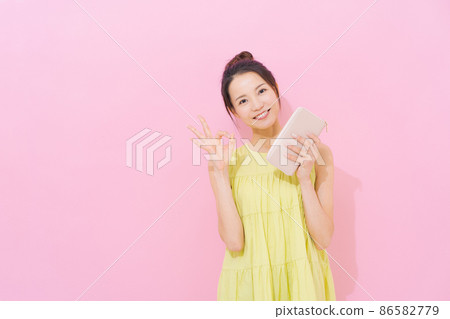 Female in her 20s pink background wallet 86582779