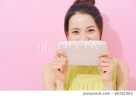 Female in her 20s pink background wallet 86582963