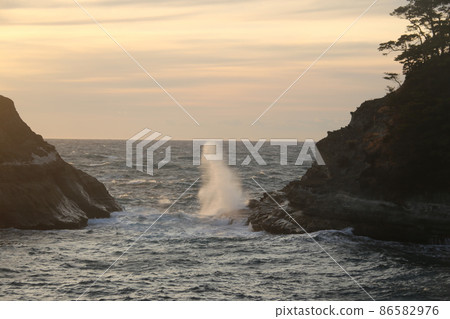 High waves on Dogashima 86582976