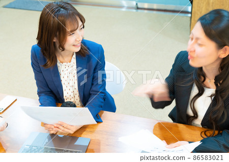 女性員工在辦公室進行對話和會議 女性員工在辦公室進行對話和會議 86583021