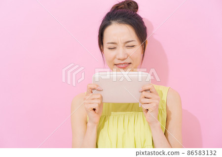 20多歲的女性，粉紅色的背景，缺錢 86583132