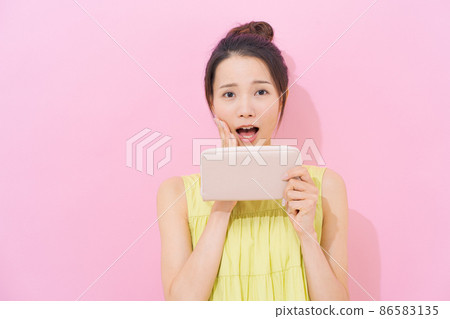 Female in her 20s, pink background, lack of money 86583135