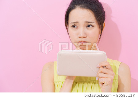 Female in her 20s, pink background, lack of money Female in her 20s, pink background, lack of money 86583137