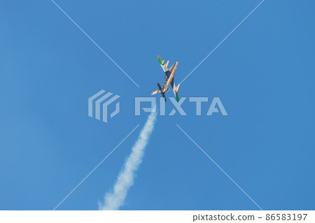UAE acrobatics team "Al Fulsan" solo rise 86583197