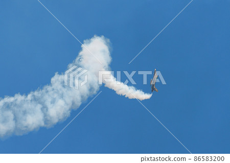 UAE Air Force Acrobat Team "Al Fulsan" Solo UAE Air Force Acrobat Team "Al Fulsan" Solo 86583200
