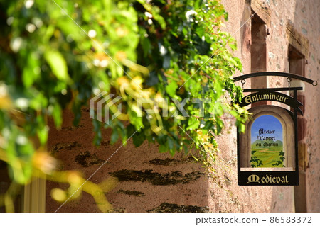 Conques 的一角，法國 Occitanie 的一個美麗村莊 86583372