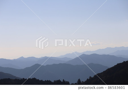 海面的景色,白的天空和山外閃耀的藍天 海面的景色,白的天空和山外閃耀的藍天 86583601