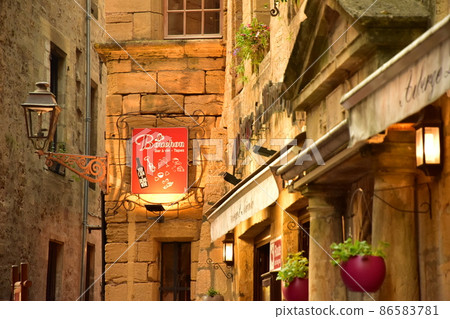 The path of Sarlat, the medieval city of Dordogne, France 86583781
