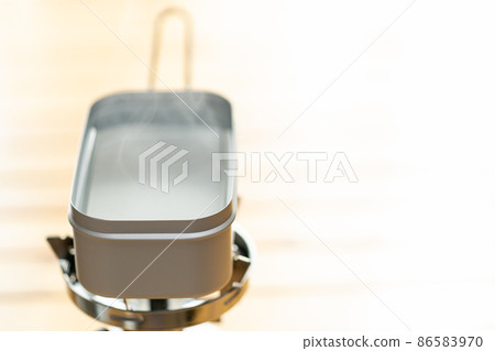 桌子上的麥斯汀 86583970