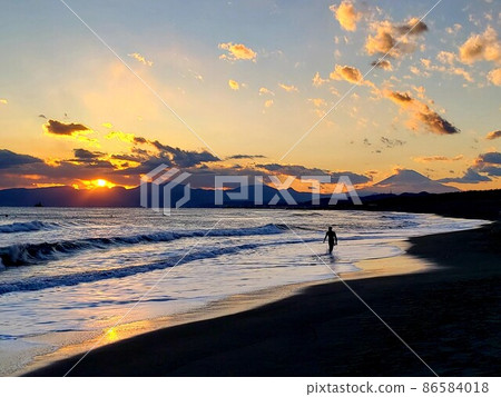 Sunset on the Chigasaki coast in Chigasaki City, Kanagawa Prefecture, where the sun has become a little warmer after the beginning of spring [February] 86584018