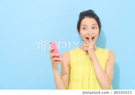 智能手機，20 多歲的女性，淺藍色背景 86585023