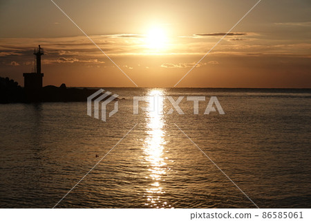The sun and pillars rising off the coast of Hiwasa 86585061