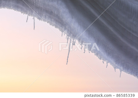 [Kamifurano-cho, Hokkaido] Snow cornice, icicles and sunrise 86585339