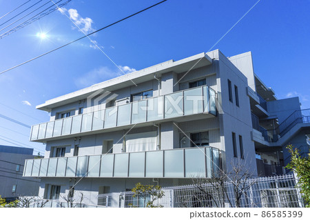Exterior of the apartment and refreshing blue sky scenery _sky_89 86585399