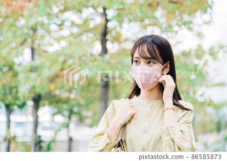 Business woman in a mask Business woman in a mask 86585873