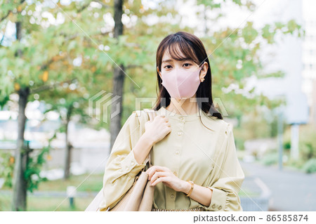一個戴著面具的疲憊神情的女商人 86585874