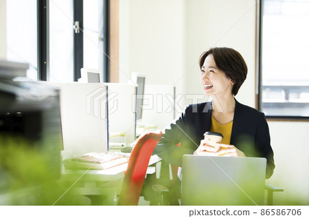 Female smile office conversation 86586706