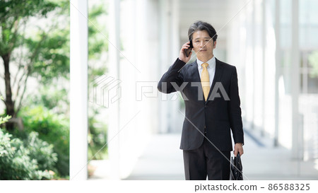 Businessman middle smartphone outdoor 86588325
