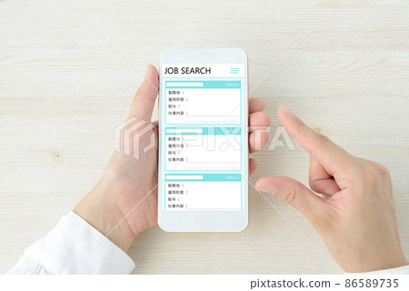 Hands of a person looking for a job on a smartphone 86589735