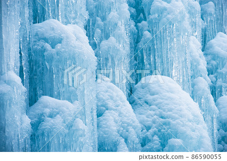 Icicles in an icefall 86590055