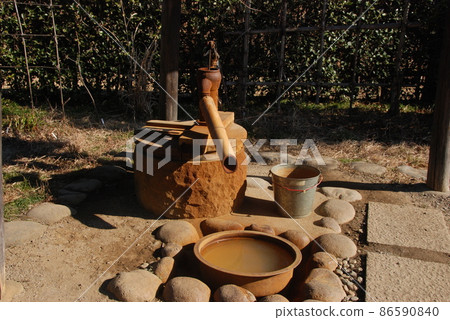 Rusted old well Rusted old well 86590840