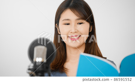 Young woman dubbing Young woman dubbing 86591552