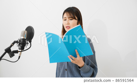 Young woman dubbing 86591564