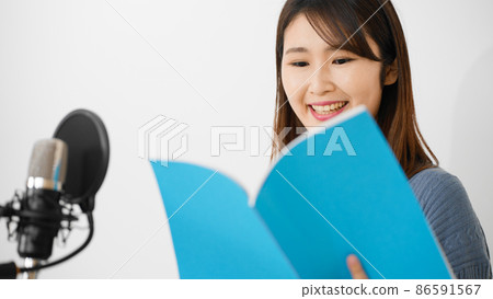 配音的年輕女子 86591567