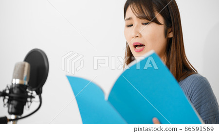 Young woman dubbing Young woman dubbing 86591569