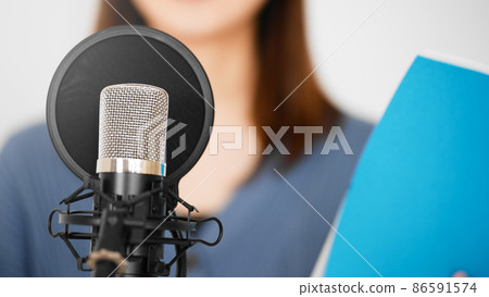 Young woman dubbing 86591574