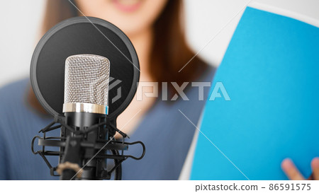 Young woman dubbing 86591575