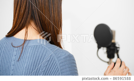 Young woman dubbing Young woman dubbing 86591588