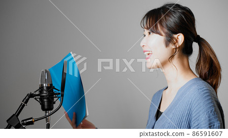 配音的年輕女子 86591607