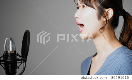 配音的年輕女子 86591616