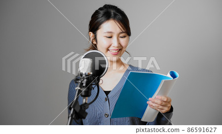 Young woman dubbing 86591627