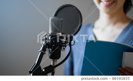 Young woman dubbing 86591635