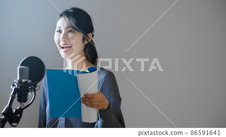 配音的年輕女子 86591641